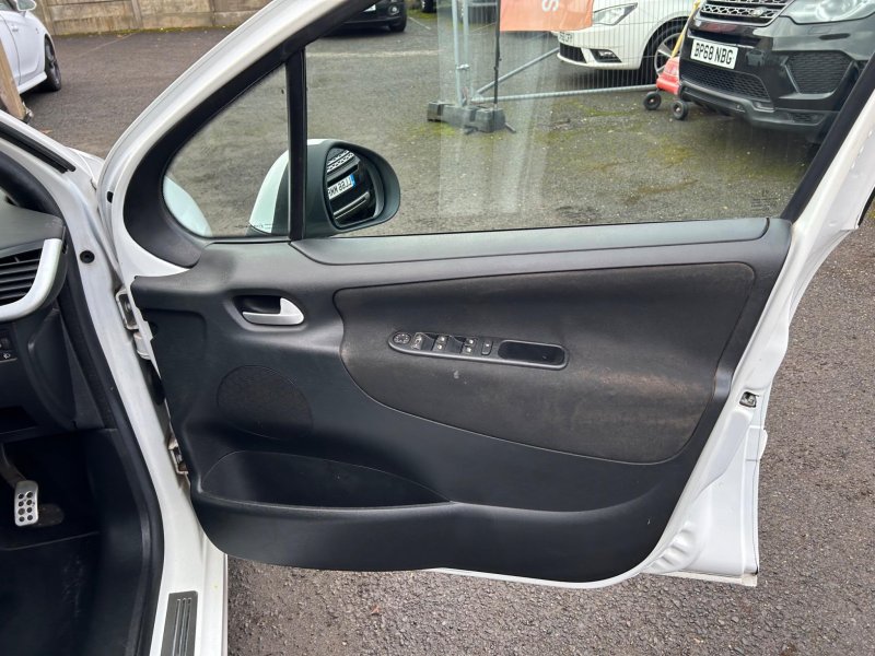 PEUGEOT 207