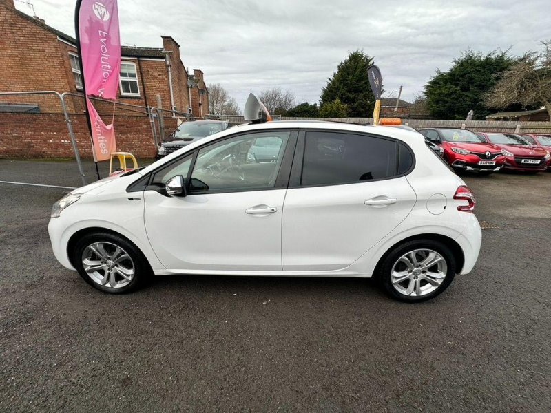 PEUGEOT 208