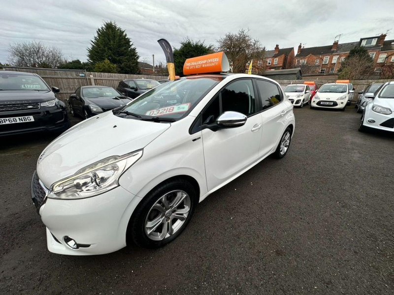 PEUGEOT 208