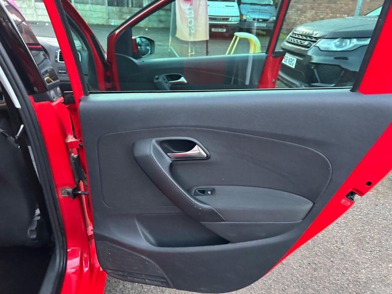 VOLKSWAGEN POLO