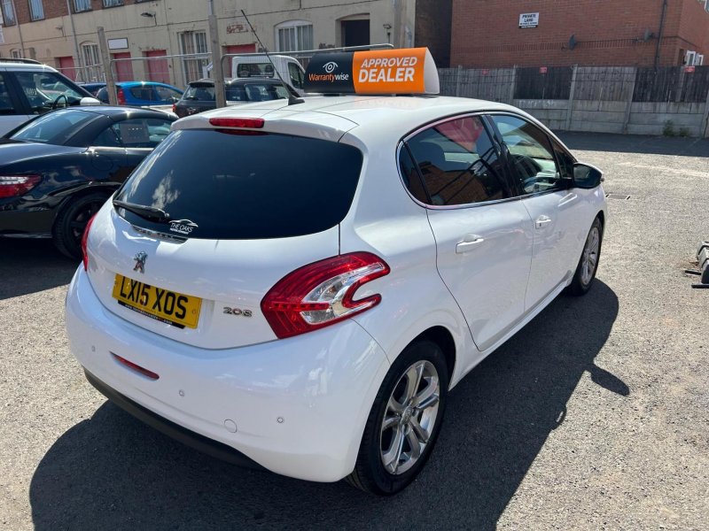 PEUGEOT 208
