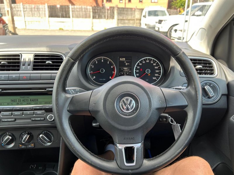 VOLKSWAGEN POLO